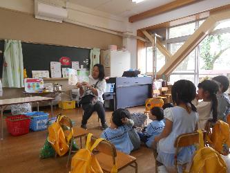 降園前の時間に、先生が子ども達に絵本の読み聞かせをしている