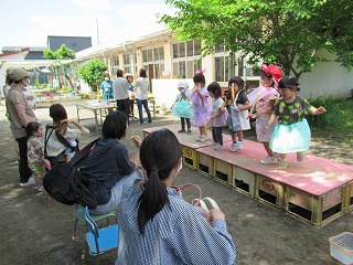 年少児と一緒に踊りを踊っています