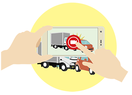 左手で持ったスマートフォンの画面に、トラックと赤い車が衝突している事故のイラストが映し出されており、画面中央に録画を示す赤い円のアイコンと人差し指が描かれているイラスト