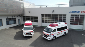 救急車2台が消防庁舎の前に並んでいる写真
