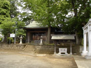 右側に白い鳥居があり、階段を上がった奥の木々に囲まれた境内に、石灯籠や手水舎、社殿が見える、落幡神社の写真