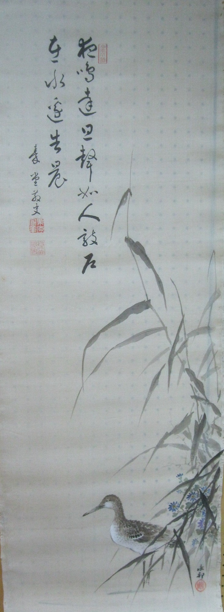 墨の濃淡で描かれた鳥が、草花のそばに佇む様子と、画面上部に漢詩のような達筆な文字が書かれた縦長の橋本永邦の日本画