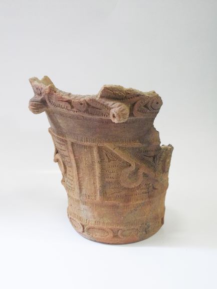 表面に複雑な模様が付けられた、深鉢形の土器の一部の写真