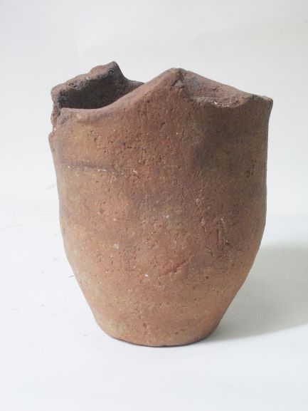 口の部分が割れ欠損している、滑らかな表面の深鉢形の土器の写真