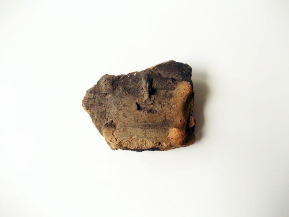 立体的な装飾がされた茶色い土器の破片の写真