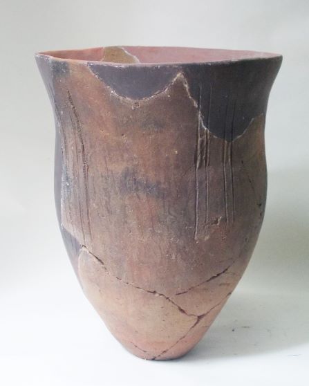 口縁部が大きく開いた深鉢形で、線で模様が施された土器の写真