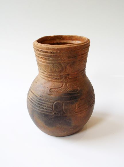 球状の胴体を持つ壺形で、胴体部分には複数の帯状の文様が施され、口縁部から胴体にかけて細い横線が刻まれている土器の写真