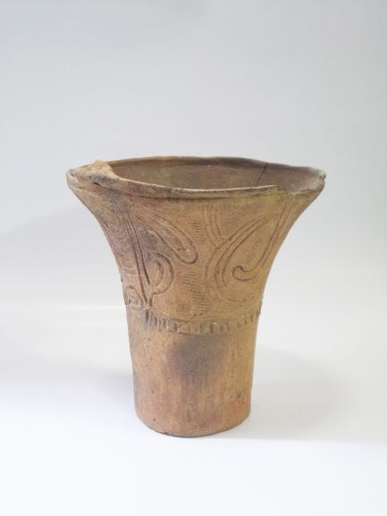 口縁部が大きく広がった深鉢形で、表面に幾何学模様のような模様がついた土器の写真