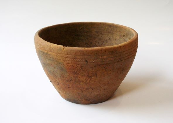 縁部分に線の模様が入った鉢形土器の写真