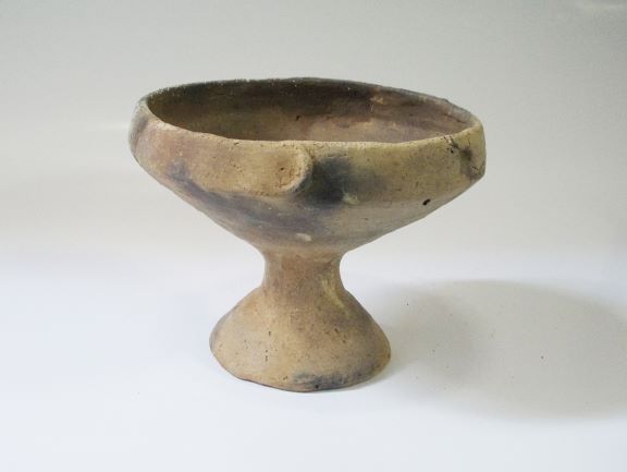 脚のついた台付き浅鉢形土器の写真