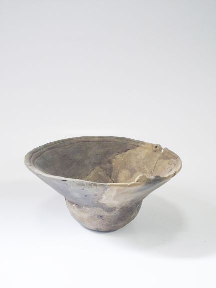 底が浅く、大きく開いた口縁部には内側に平行な線の装飾が見られる浅鉢形土器の写真