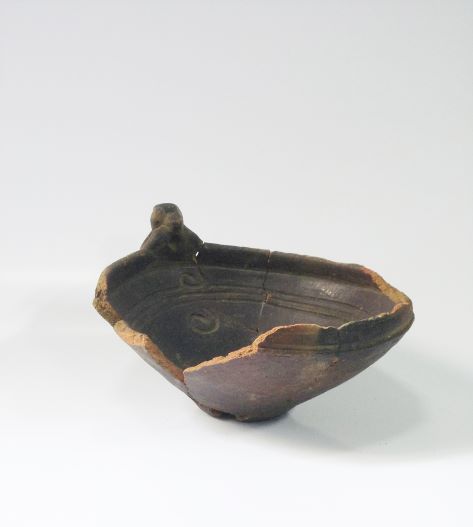 広くあいた口部分に一つの突起が見られ、内側に線で模様が入った浅鉢形土器の写真