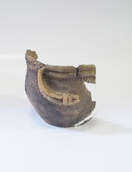 複数の文様が複雑に施された薄茶色の土器の一部分の写真