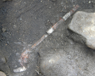 地層の中に埋まった銀装大刀の写真