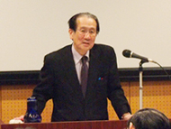 演台に立ち、マイクを使って話をする久保田先生の写真