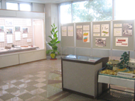 窓辺のパネルや展示ケースに資料が展示されている展示コーナーの様子を撮影した写真