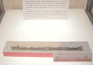 ガラスケースに、白い解説板と共に大刀が展示されている様子の写真