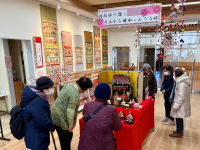 活動団体によるひな人形展見学のようす