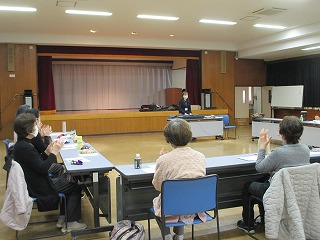 アクティブ65南音楽療法、春をテーマにした歌を唄い体を動かして、のを使う介護予防教室です。