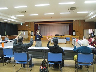 アクティブ65南音楽療法で懐メロに振り付けして歌ってる様子です。