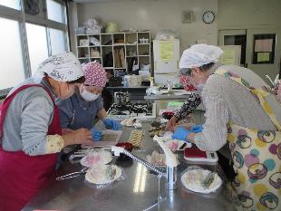 写真:ひなまつりの飾り巻き寿司作り1