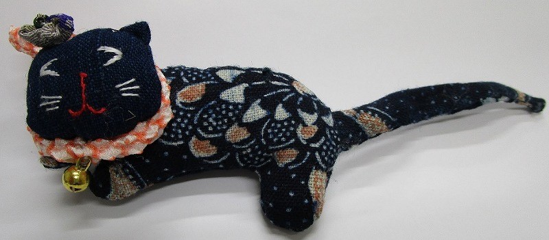 布で作った猫のブローチ