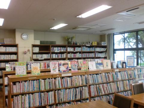 部屋中に並んだ書架にぎっしり本が入っている図書室の写真