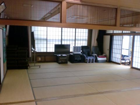 部屋の端にテレビが置かれた和室の写真