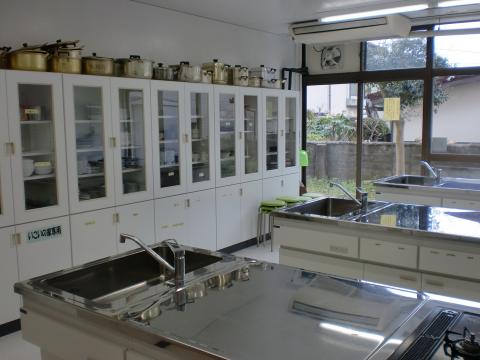 食器棚とシンクが写っている調理室の写真