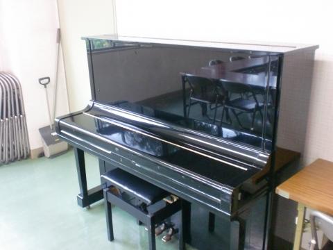 集会室に置かれたピアノの写真