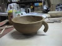 粘土で形作ったコップ