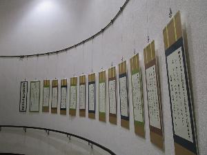 川柳が書いてあるボード十数枚を壁に貼り出している様子