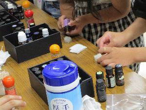 練り香水を作っている様子