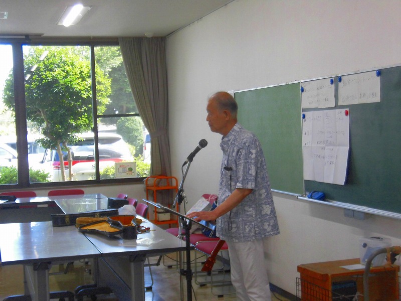 教室でマイクを使って話している鈴野友市さんが参加者に向けて説明している様子を写した写真