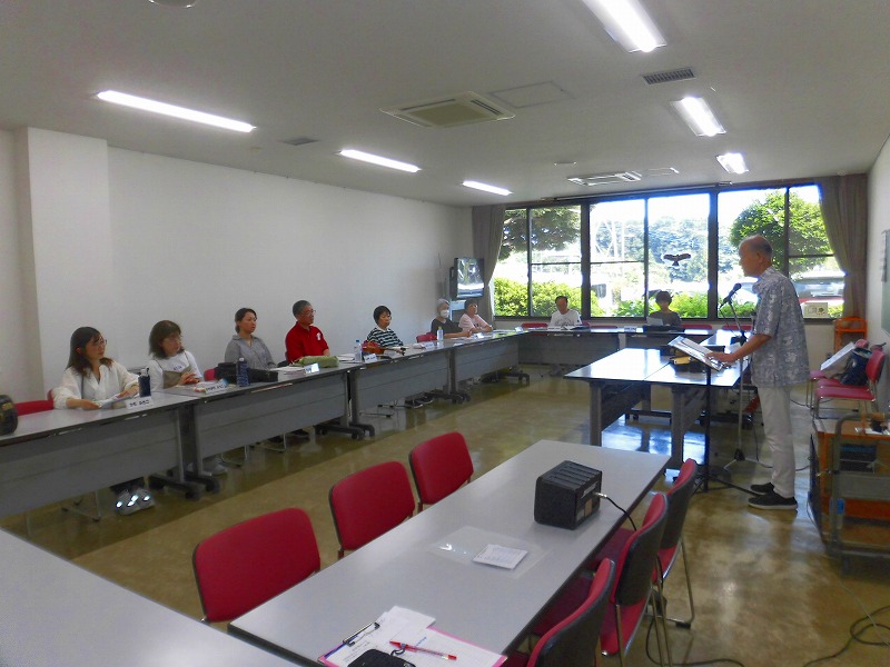 教室で数名の参加者と向き合いながら講義をしている鈴野友市さんの様子を写した、講座の写真