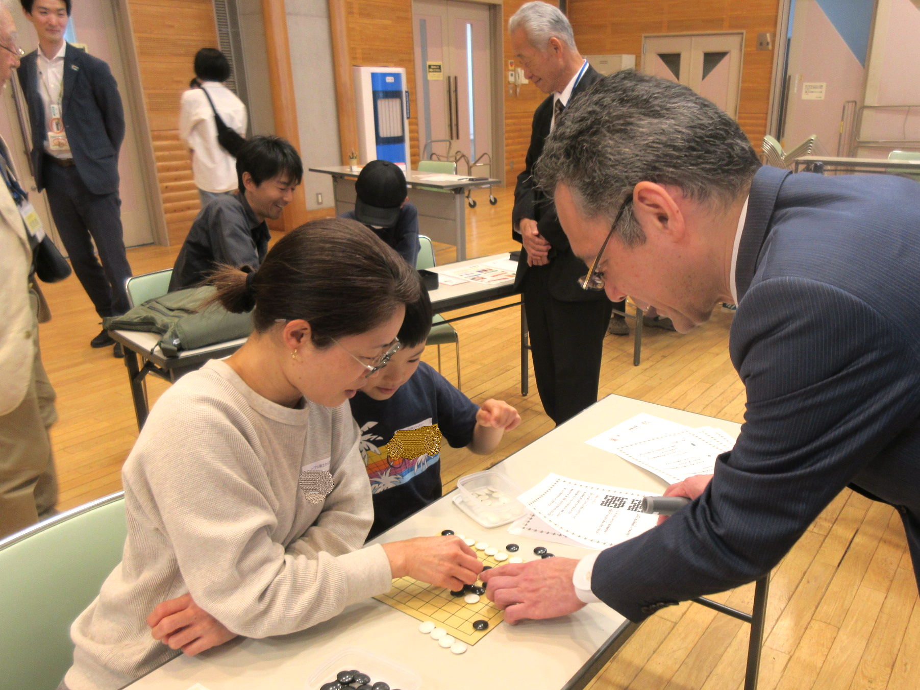 指導を受ける親子と水間八段