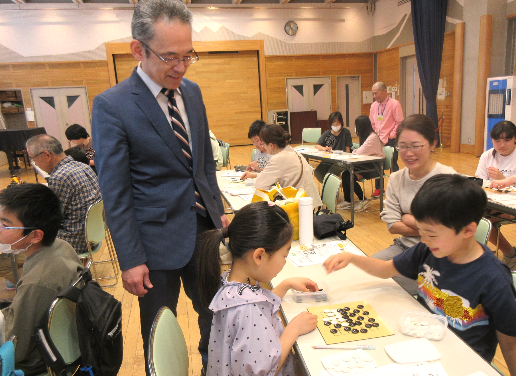 対局をする子ども達を見守る水間八段