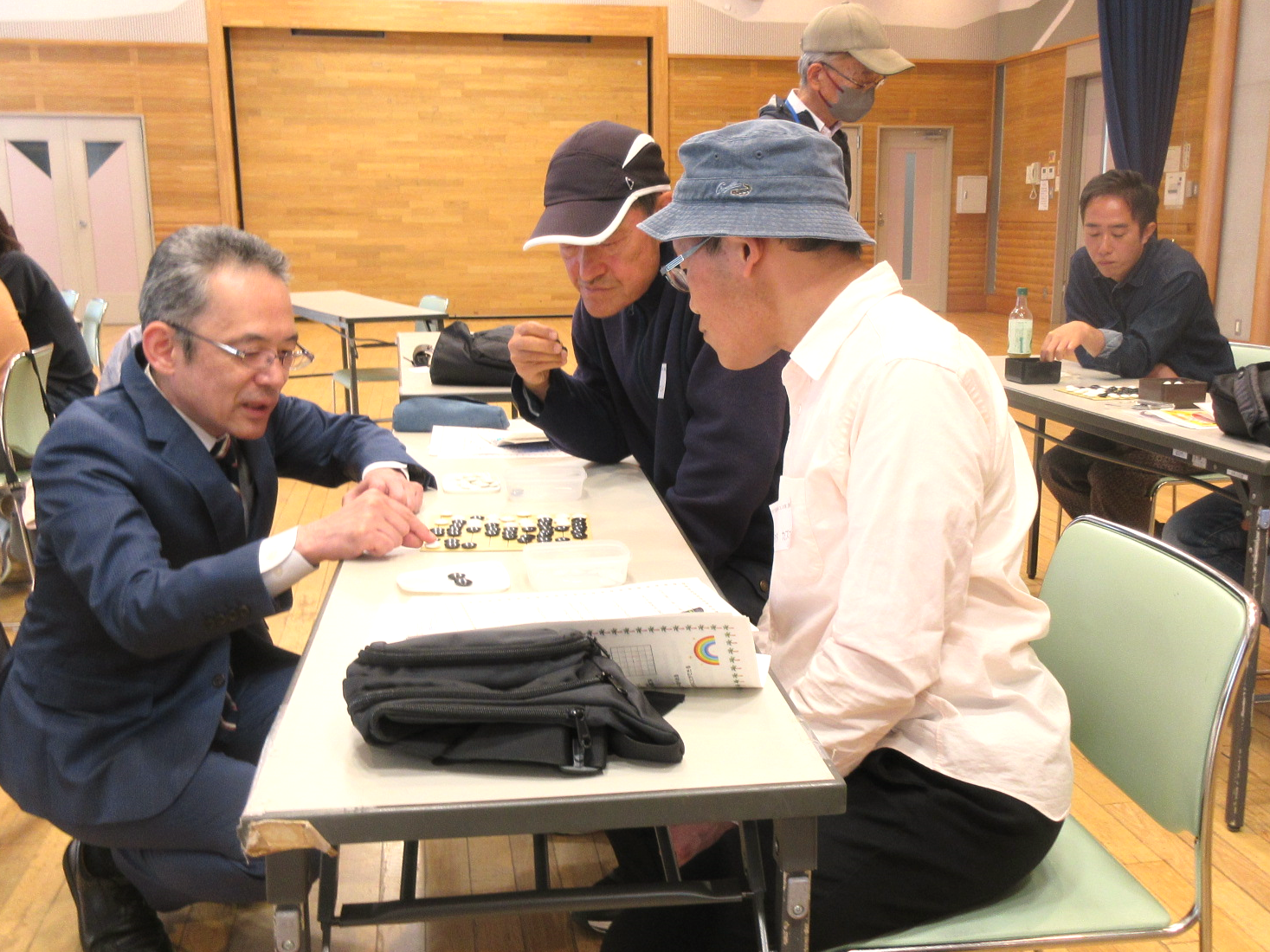 対局の指導をする水間八段