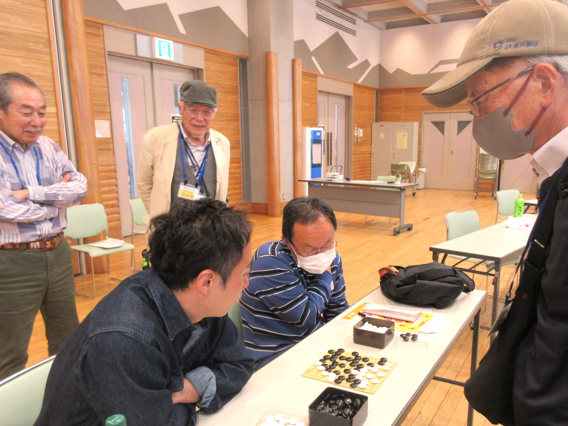 秦野囲碁同好会さんの指導を受けながら対局する参加者