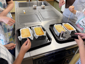 パウンドケーキの焼き具合をみるのに竹串を刺している