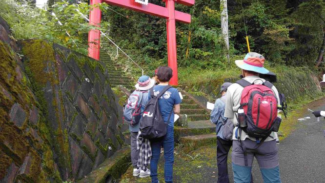 鳥居を数名が見ている