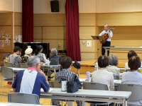 講師の歌声に聞き入る参加者