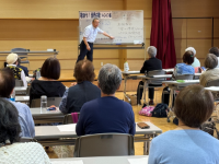 白板に向かって解説する講師