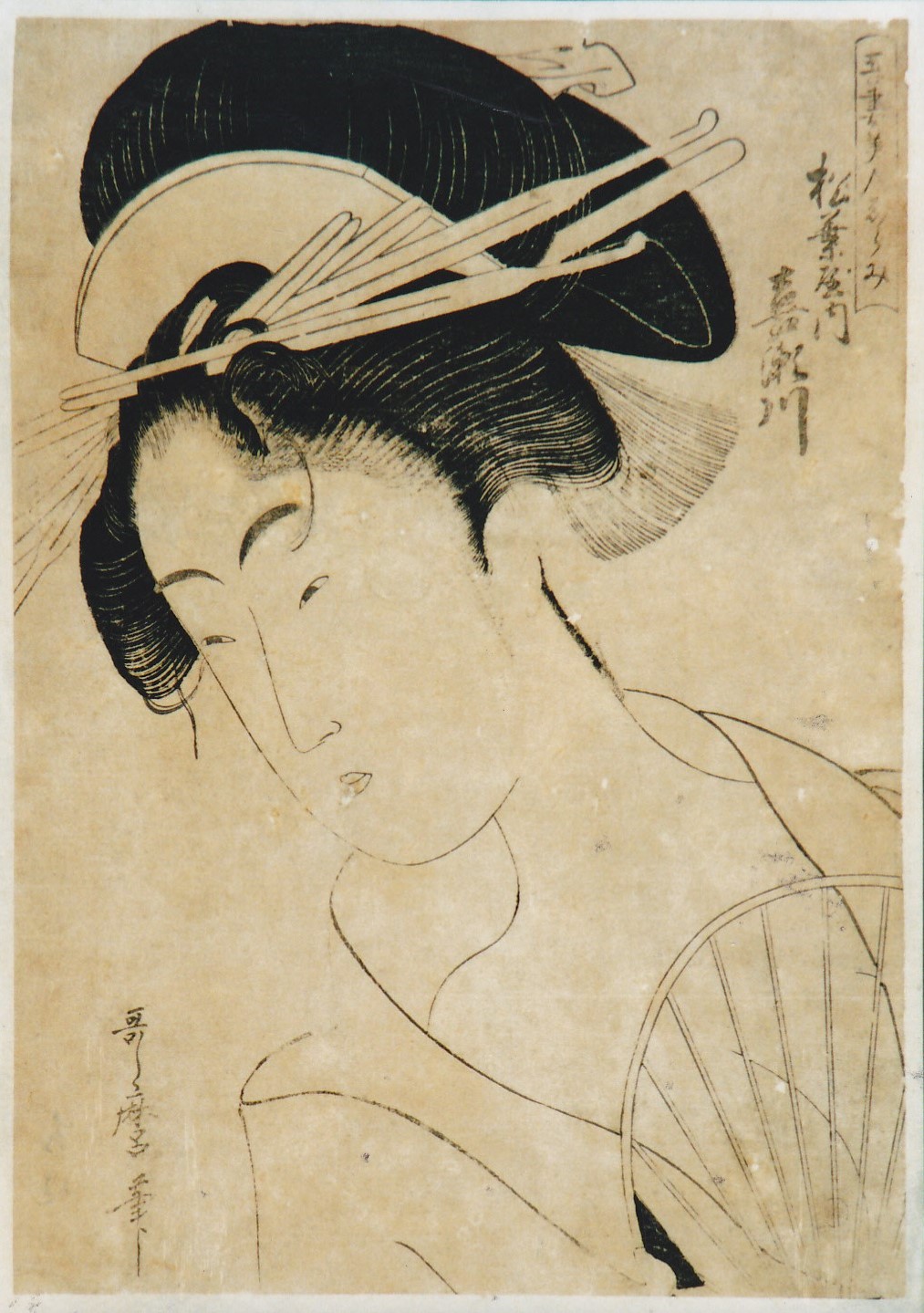 大きな髷に多くの櫛や簪を挿し、顔を傾けながら扇子を持つ女性の姿を、淡い茶色の背景と黒い線で描いた浮世絵