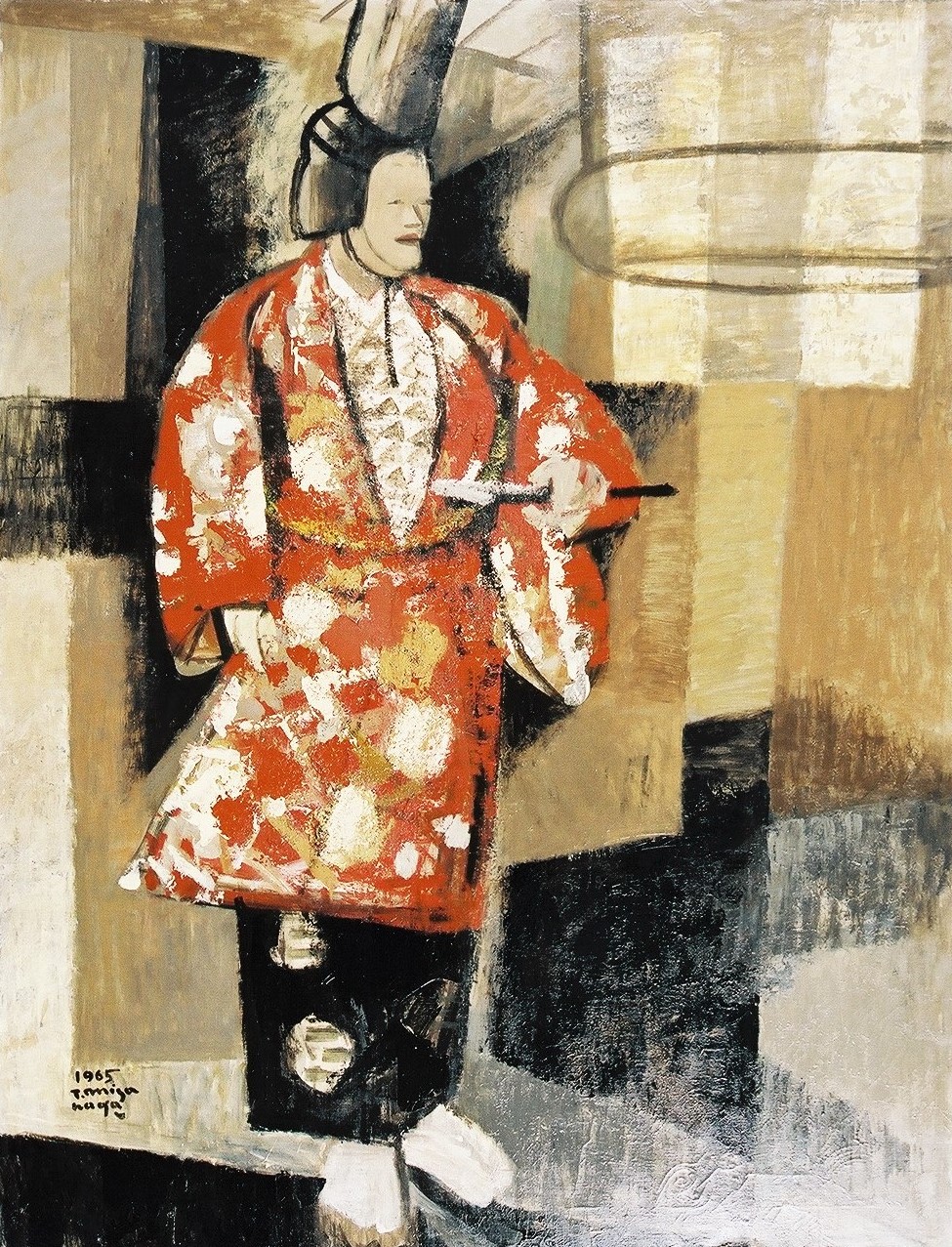 大胆な筆致と抽象的な背景で、頭に烏帽子を被り、白と金の花柄があしらわれた赤い着物をまといお面を被った男性が刀のようなものを左手に持ち立つ姿を描いた、道成寺の一場面を描いた絵画作品の写真