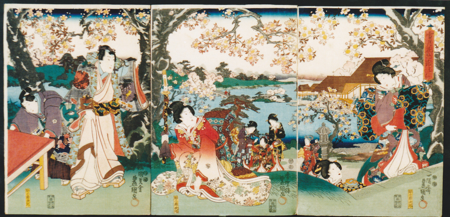 背景には水辺と大きな建物が見え、満開の桜の下で花見をしている中央に座る女性や立っている男性と、それを立って見ている女性などの様子を描いた三枚続きの浮世絵