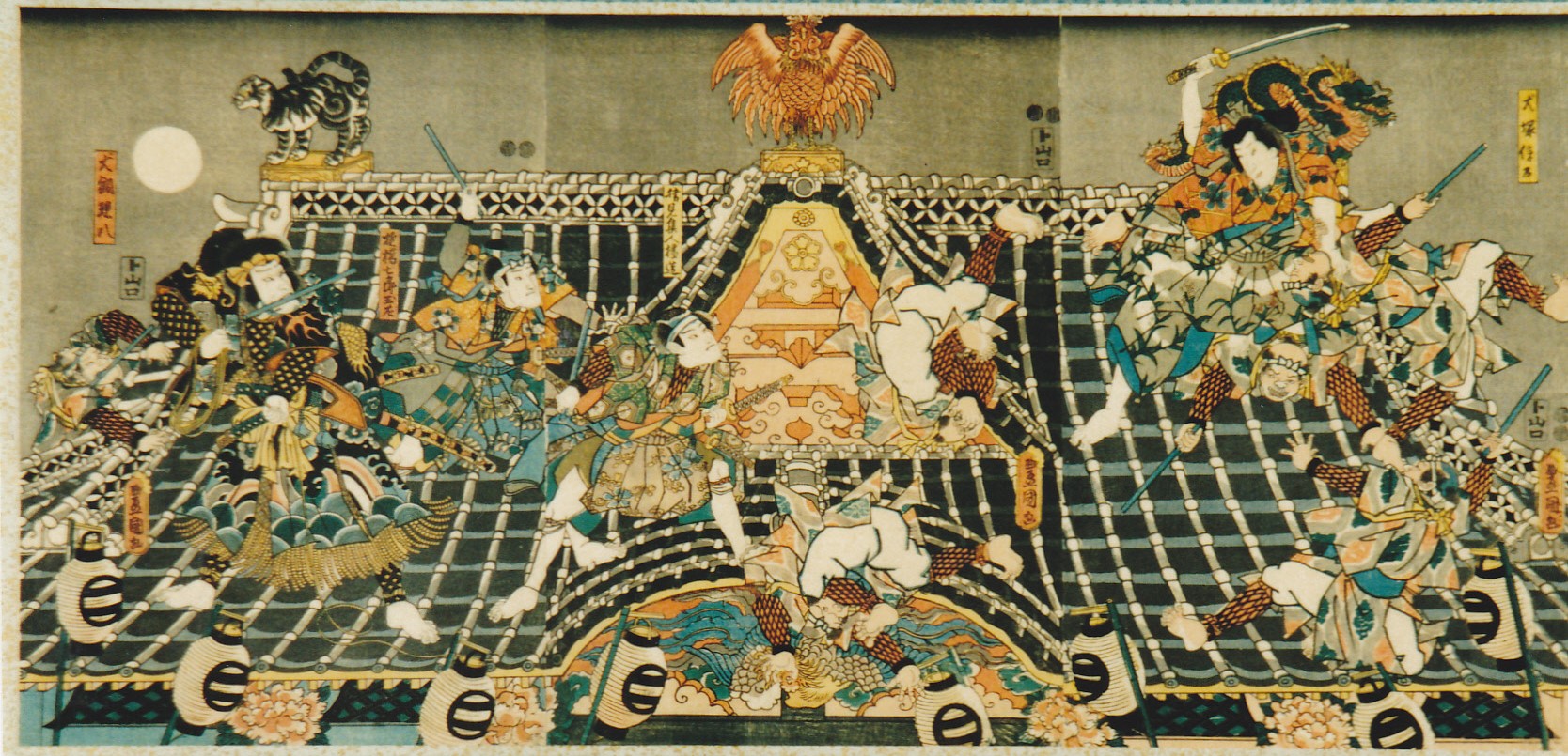 満月が浮かんでいる鳳凰のある芳流閣の大屋根の上で、複数の人物が刀や槍を持って戦い、鎧を着た犬塚信乃と犬飼現八が決闘している名場面を描写した浮世絵