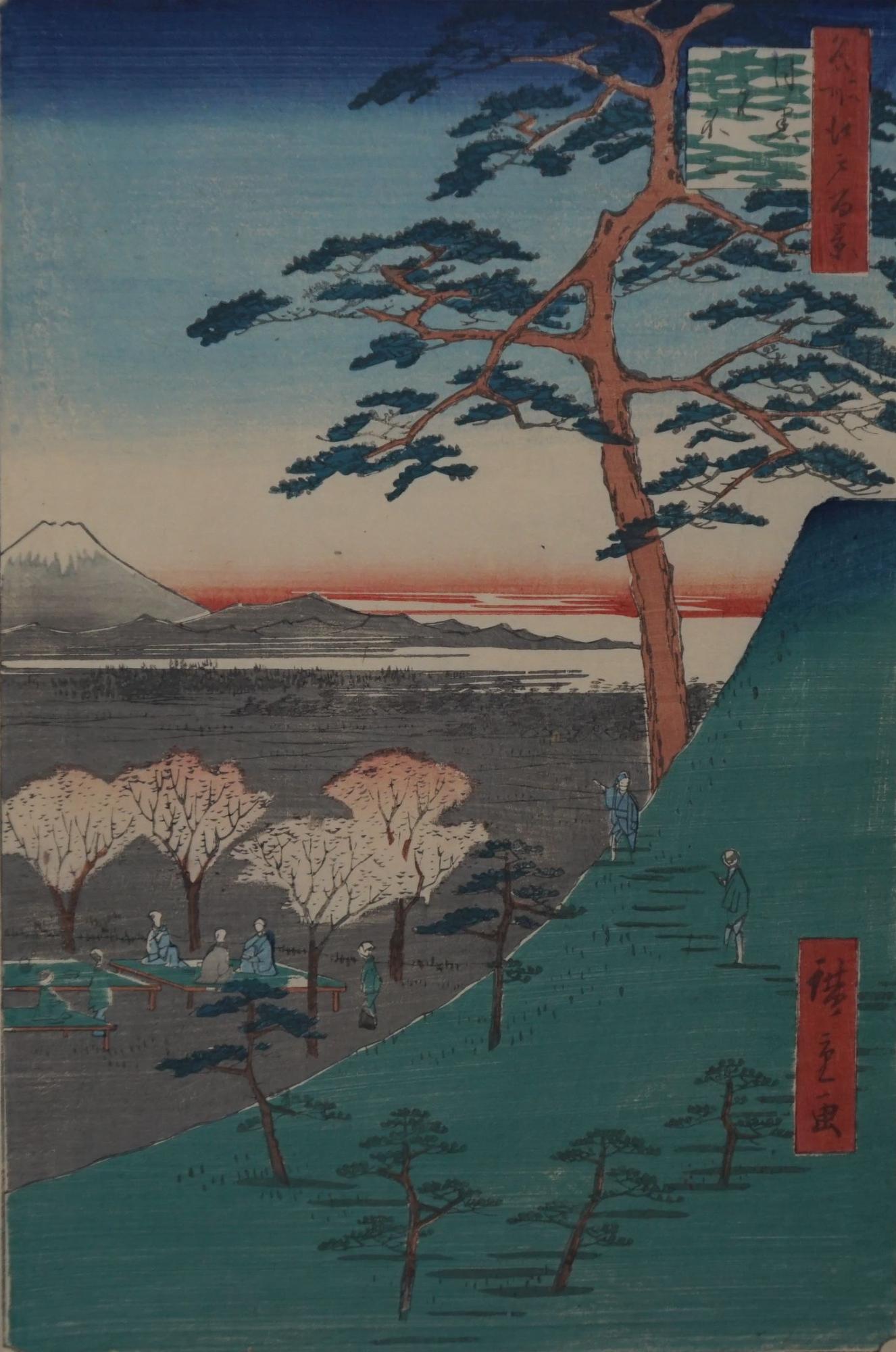 丘の中腹にある一本の大きな松の木が印象的な構図で、遠くに富士山を望む夕焼けの空の下、人々が満開の桜の木の下で休憩したり、坂を上り下りしている風景を描いた浮世絵