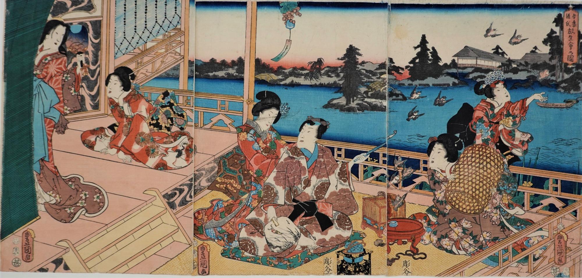 川が流れ、橋や家屋、鳥が空を飛ぶ涼しげな川辺の座敷で、華やかな着物を着た女性たちがくつろいでいる様子が描かれた三枚続きの浮世絵
