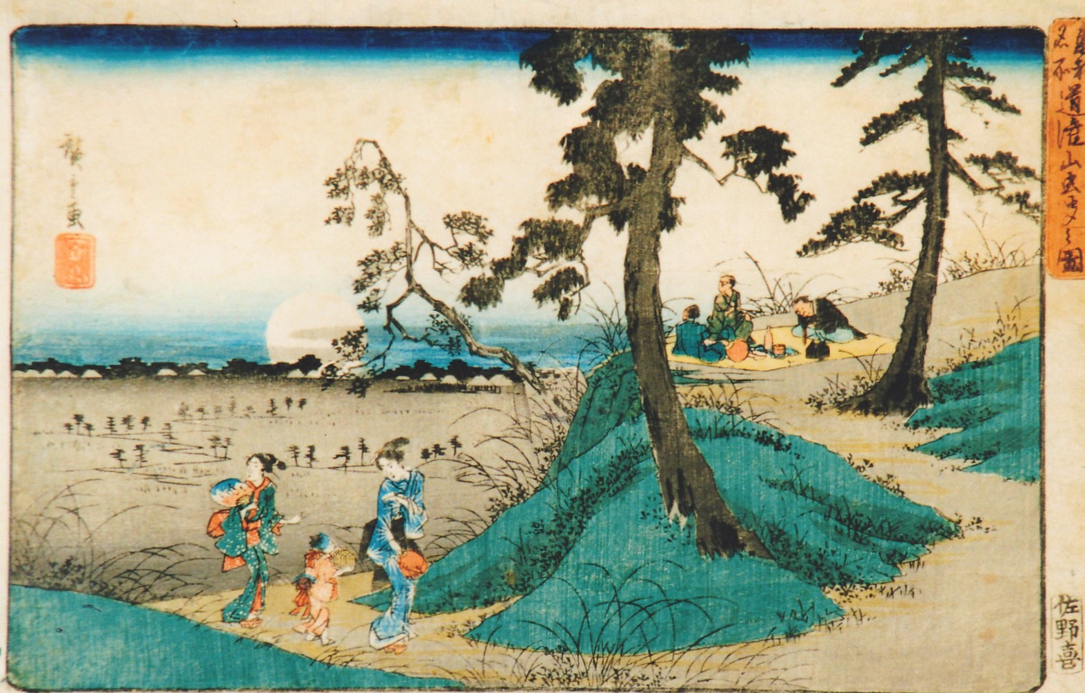遠くに太陽が沈みかけている薄暗くなった屋外で、木が立ち並ぶ丘の上で茣蓙を敷いて月見酒を楽しんでいる人々や、2人の着物姿の女性や子供が坂道を歩いている様子を描いた浮世絵